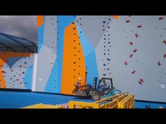 A escalada adulta guarda para o parque de diversões para o Gym